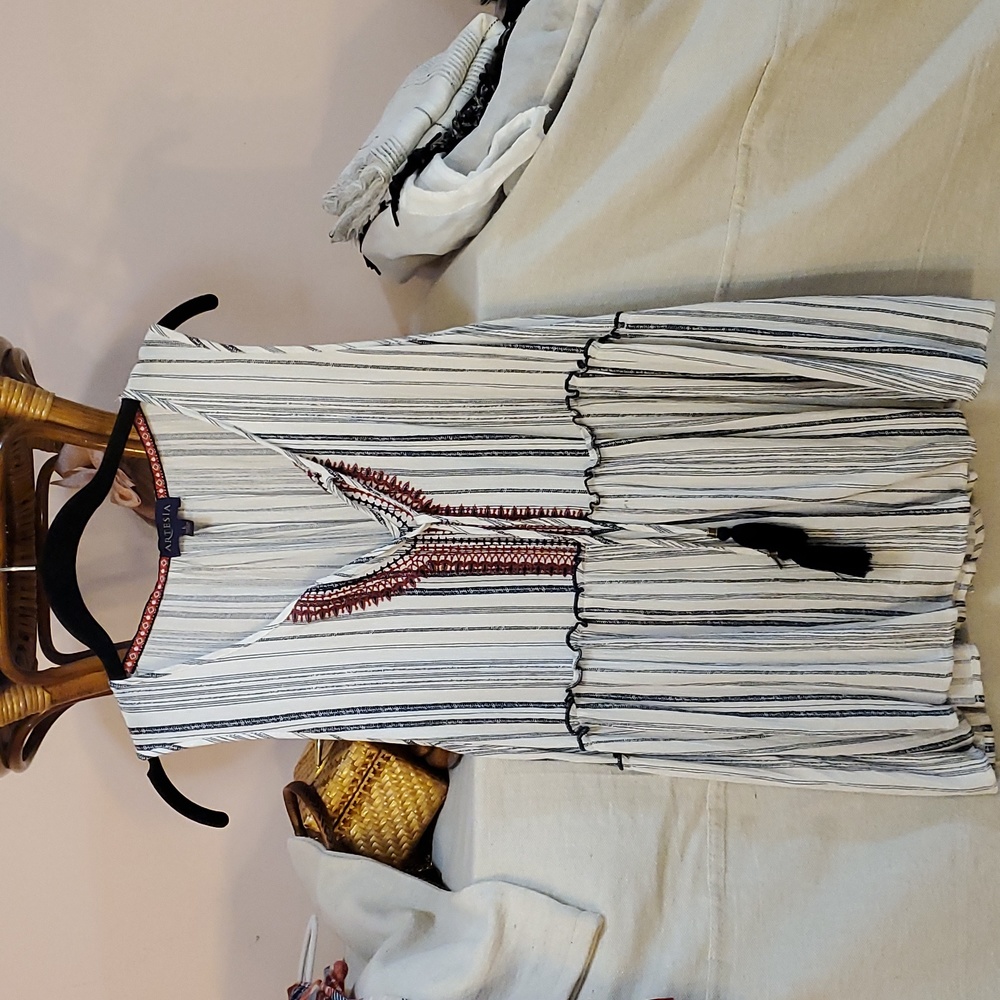 ARTESIA white and blue cotton peasant blouse/top with v-neck and stitching